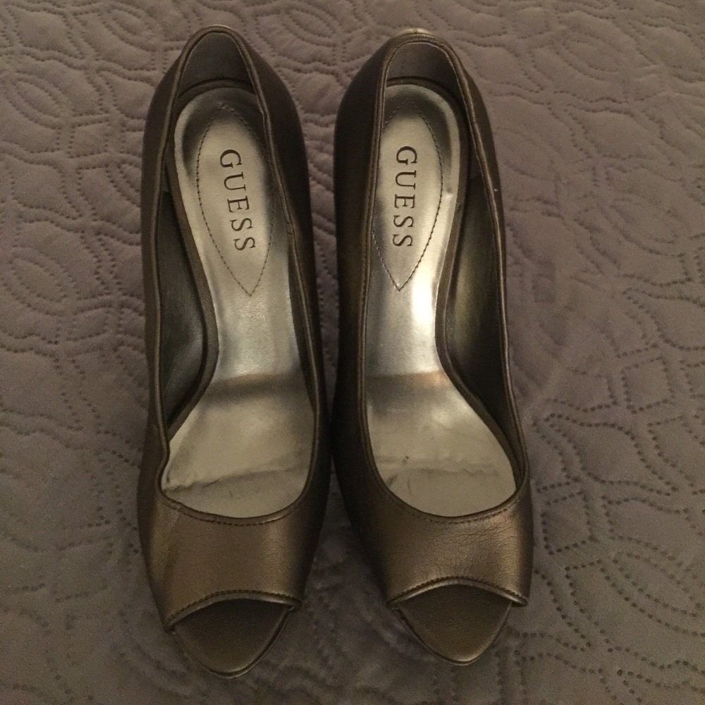 Guess pumps